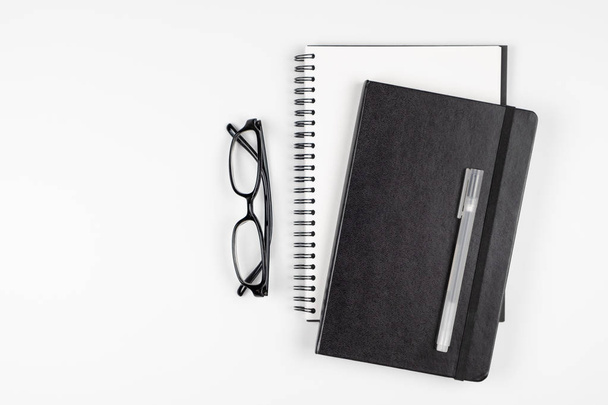 Ofis Masası defter kalem ve gözlük ile Üstten Görünüm - Fotoğraf, Görsel
