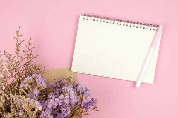 Felülnézet, üres jegyzetfüzet és virág csokor a pasztell rózsaszín bac - Fotó, kép