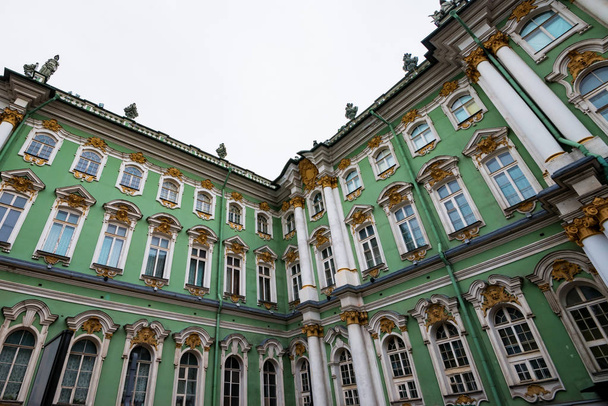 Vista de la hermosa fachada del Palacio de invierno en San Petersburgo, Rusia
 - Foto, imagen