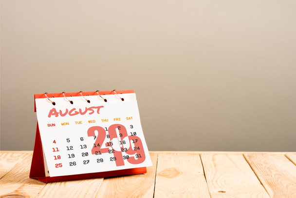 Kalendář s srpna 2019 strana izolované na béžové s kopií prostor - Fotografie, Obrázek