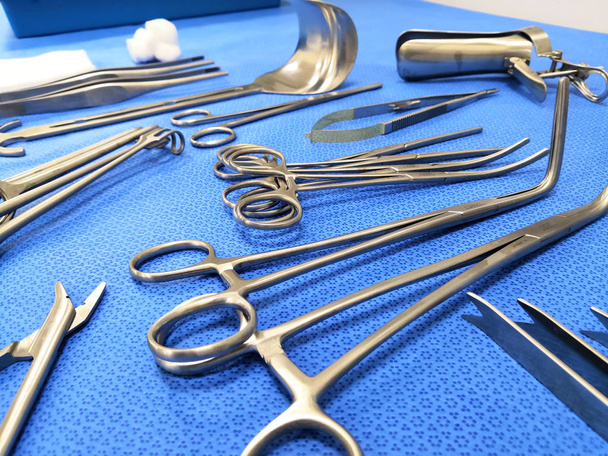 Instrumentos quirúrgicos médicos
 - Foto, Imagen
