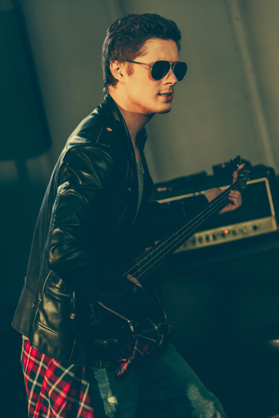 guitarrista elegante em óculos de sol se apresentando no palco
  - Foto, Imagem