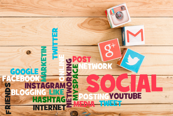 vista superior de blocos com google plus, gmail, instagram e logotipo do twitter na mesa de madeira com ilustração de mídia social
 - Foto, Imagem