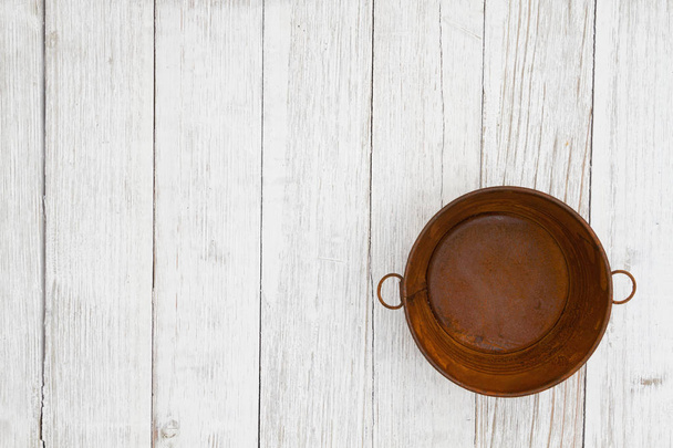 Rusted tin pail on weathered whitewash textured wood background - Valokuva, kuva