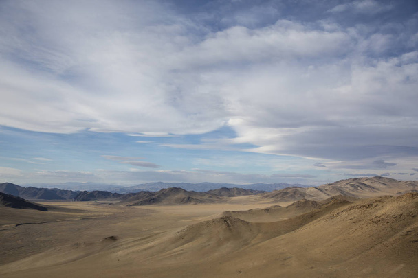 Batı Moğolistan çorak manzara bulutlu gün - Fotoğraf, Görsel