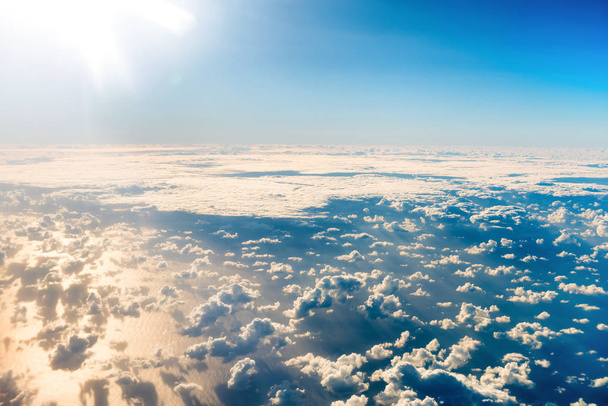 schöne Luftaufnahme mit blauem Himmel, weißen Wolken und Sonnenstrahlen - Foto, Bild