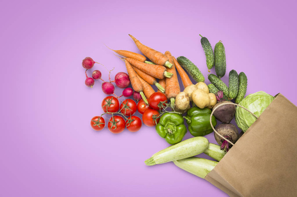 紙の買い物袋と光に新鮮な有機野菜はピンク色です。ファーム野菜、菜食の健康の世話を買うという概念。ファーム公正なカントリー スタイル。フラット横たわっていた、トップ ビュー - 写真・画像