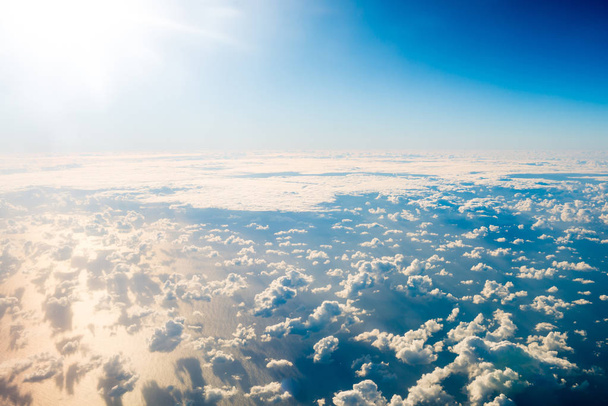 Вид на небо с голубым небом, белыми облаками и солнцем
 - Фото, изображение