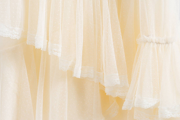 Gyönyörű, kézzel készített, fehér menyasszonyi ruha. Vértes anyagi háttér. - Fotó, kép