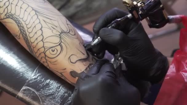 Tetováló csinál egy tetoválást. Szekrény, Tetoválás szalon. - Felvétel, videó