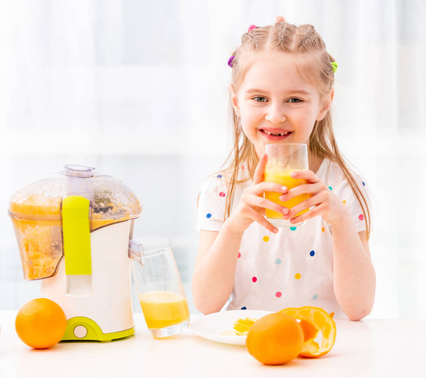 Meisje geniet van glas sinaasappelsap - Foto, afbeelding
