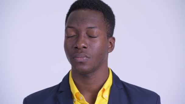Face of young serious African businessman nodding head no - Záběry, video