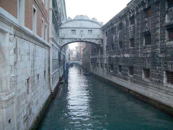 Vista sobre el Puente de los Suspiros, Venecia, Italia
 - Foto, Imagen