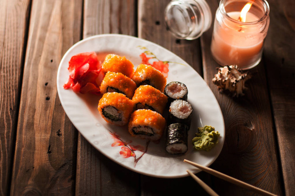 Ensemble de bons rouleaux de sushi au poisson cru et sauce
 - Photo, image