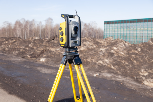 Russia Kemerovo 2019-03-15. Land surveyor equipment. Robotic tot - 写真・画像