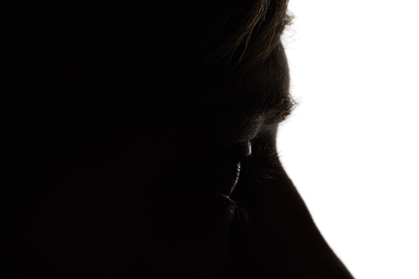 Vue rapprochée de la femme regardant loin dans l'obscurité sur blanc
 - Photo, image