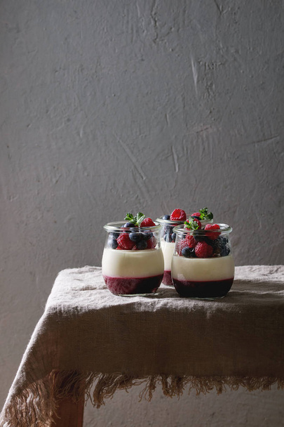 Panna cotta with berries - Фото, изображение