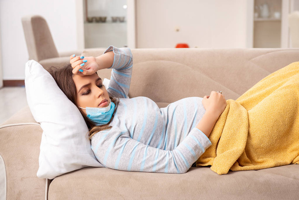 Nemocná těhotná žena trpí doma  - Fotografie, Obrázek