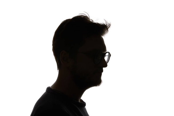 Silueta de hombre en gafas con barba aislada sobre blanco
 - Foto, Imagen