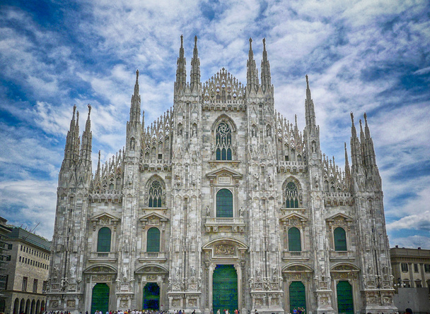 Milánská katedrála proti scénické zatažené obloze, Itálie - Fotografie, Obrázek