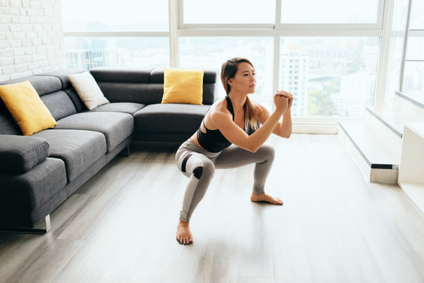 Dospělé ženy trénink nohou dělá a Squat - Fotografie, Obrázek