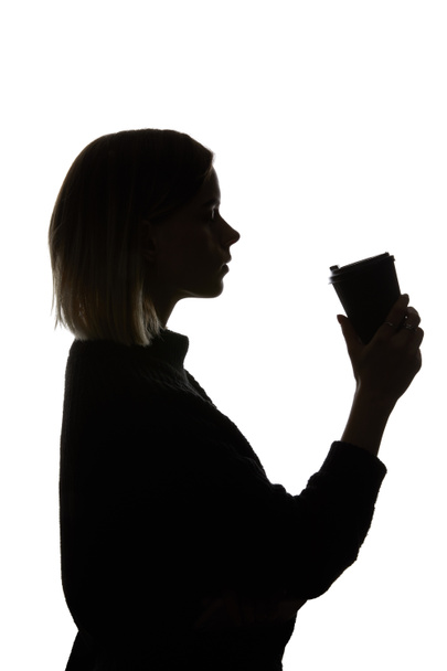 Sivunäkymä nainen tilalla paperi kuppi kahvia eristetty valkoinen
 - Valokuva, kuva