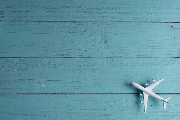 Avion miniature sur fond en bois. Voyage en avion
. - Photo, image