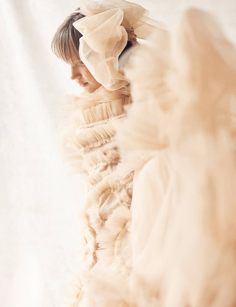 Jemná krása portrét mladé zasněné ženy s třeskem, weared v nahé Tylové šaty. Studio záběr. Snová nálada - Fotografie, Obrázek
