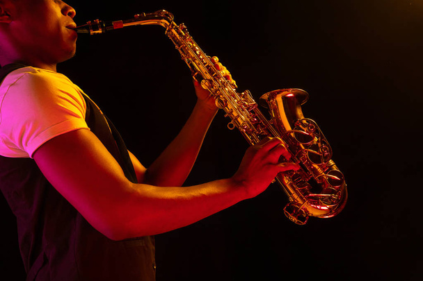 African American jazz musician playing the saxophone. - Foto, Bild