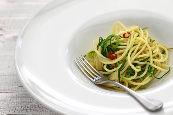 Spagetti mit agretti, italienisches Essen - Foto, Bild