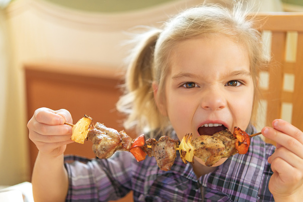 szép mosolygó lány eszik kebab - Fotó, kép