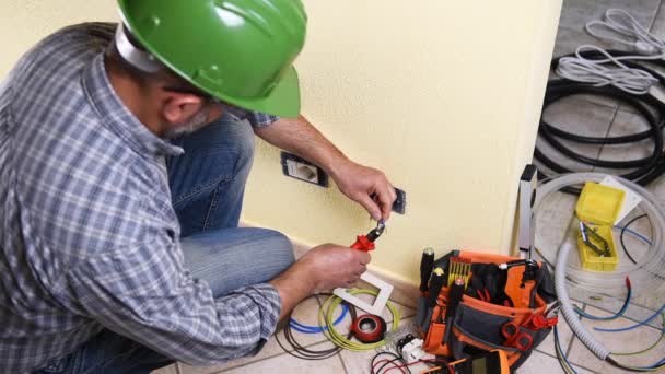 Elektrikář technik pracovník připraví elektrický kabel v rezidenční elektrického systému. Stavební průmysl. Budova. Záběry.  - Záběry, video