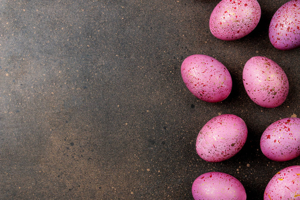 Pasen. roze paaseieren op donkere achtergrond. frame van eieren. Vrolijk Pasen. vakantie. bovenaanzicht. vrije plaats - Foto, afbeelding