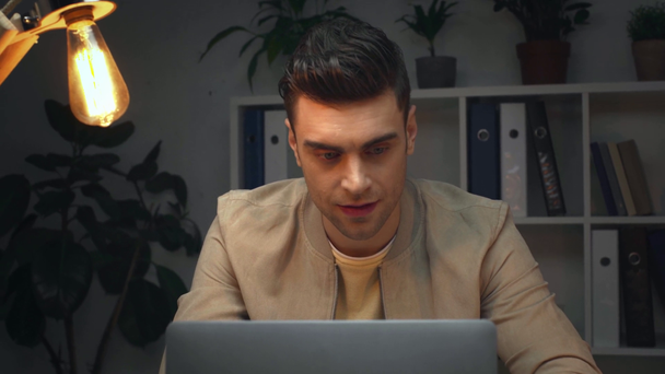 attente zakenman met behulp van de laptop tijdens de vergadering op de werkplek op kantoor bij nacht - Video