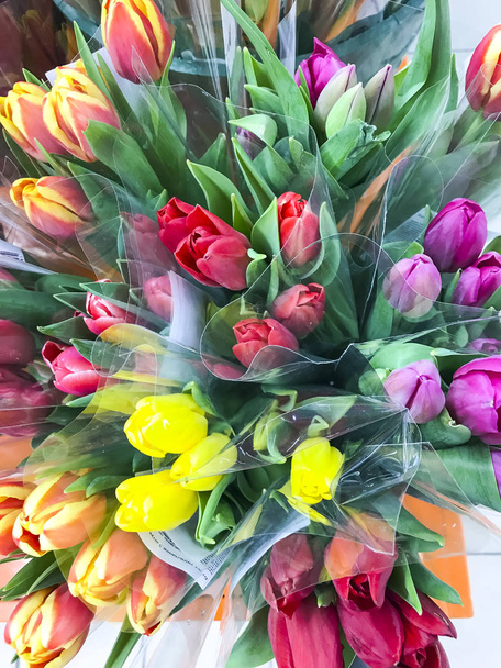 Букети з красивих різнокольорових тюльпанів на свята, продаж
. - Фото, зображення