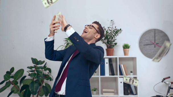 αργή κίνηση της ευτυχής επιχειρηματίας μετρώντας χρήματα με τη ρίψη ρίχνουν τα τραπεζογραμμάτια δολάριο στο γραφείο  - Πλάνα, βίντεο