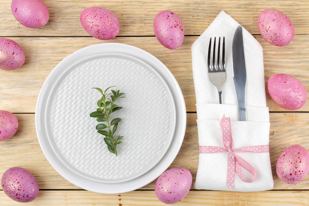 Великдень. Пасхальний стіл. Рожеві великодні яйця та квіти тюльпанів на натуральному дерев'яному столі. Щасливого Великодня. канікули. вид зверху
 - Фото, зображення