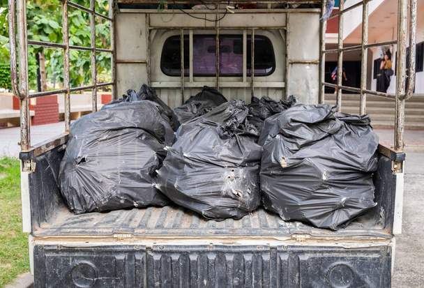 Τσάντα μαύρη σκουπιδιών στοιβάζονται σε φορτηγό - Φωτογραφία, εικόνα