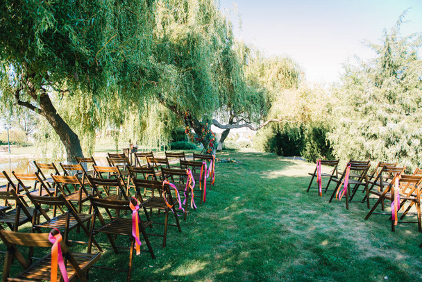 área de cerimônia de casamento, decoração de cadeiras de arco - Foto, Imagem