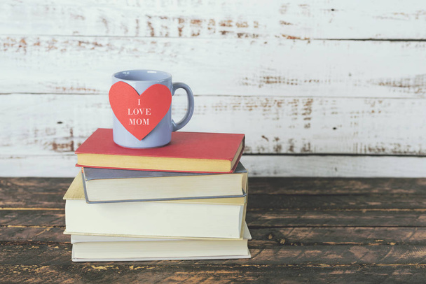 Anne, bir fincan kahve yanında kitapları severim - Fotoğraf, Görsel