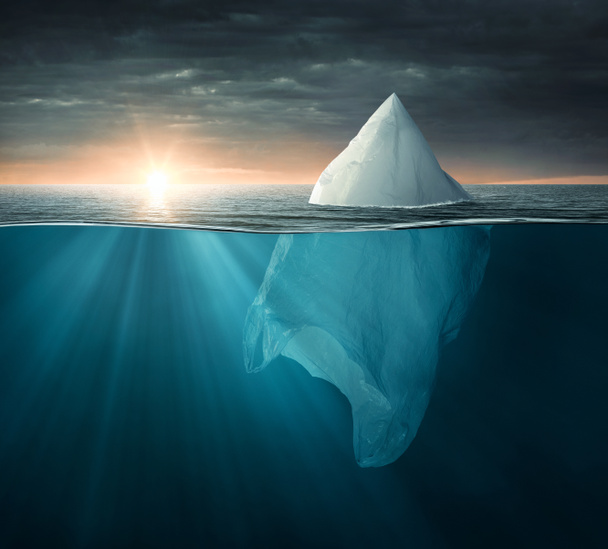 Műanyag táska az óceánra néz ki, mint egy jéghegy, a másol hely - Fotó, kép