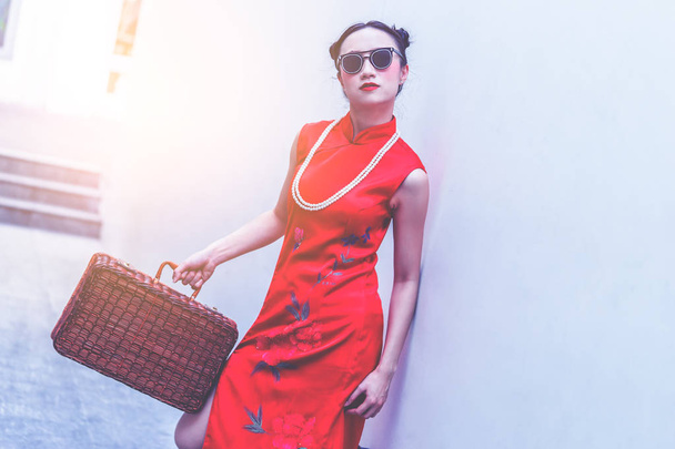asiático chino chica con madera equipaje vintage asiático viaje conc
 - Foto, Imagen