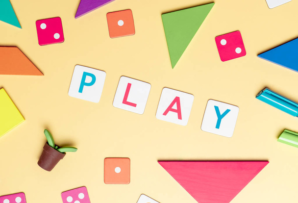 Jouez avec des jouets et des objets pour l'éducation des enfants concept sur jaune
 - Photo, image
