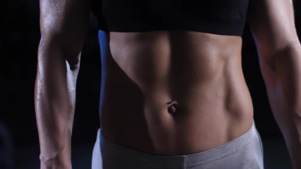 Fitness-Frau zeigt Bauch - Filmmaterial, Video