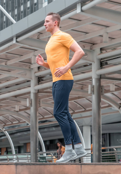 Hombre de fitness deportivo está trotando en la moderna mañana de la ciudad
 - Foto, imagen