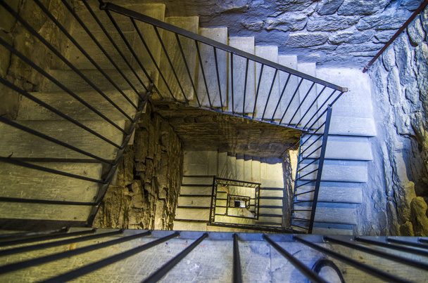 spoken beklimmen de interne trap van de historische stenen toren - Foto, afbeelding