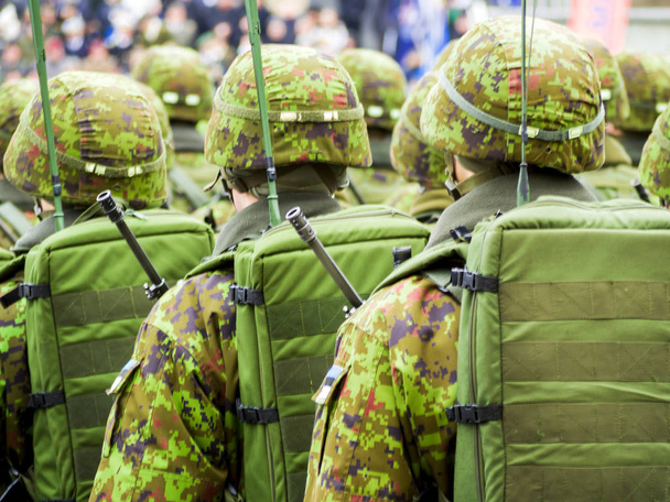 Soldados do exército marchando pelas ruas
  - Foto, Imagem