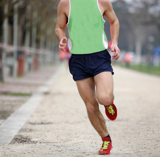 corredor corre en la carrera de carretera país con ropa deportiva
 - Foto, imagen