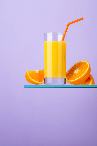 新鮮な果物と新鮮なオレンジ ジュースのガラス. - 写真・画像
