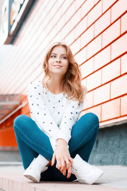 Européen jolie belle jeune femme dans un pull en jeans en s
 - Photo, image